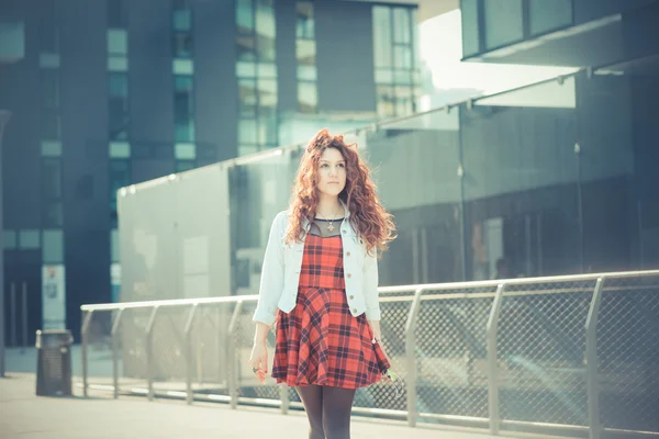 Jovem bela mulher hipster com cabelo encaracolado vermelho — Fotografia de Stock