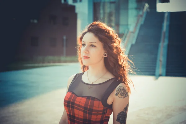 Kobieta młody piękny hipster z rude kręcone włosy — Zdjęcie stockowe