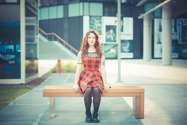 Giovane bella donna hipster con i capelli rossi ricci — Foto Stock