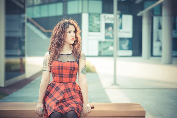赤の巻き毛を持つ若い美しい流行に敏感な女性 — ストック写真