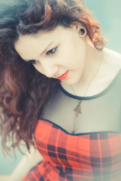 Νέοι όμορφη hipster γυναίκα με τα κόκκινα μαλλιά σγουρά — Φωτογραφία Αρχείου
