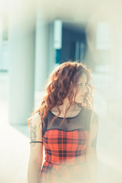 Kırmızı kıvırcık saçlı genç güzel hipster kadın — Stok fotoğraf