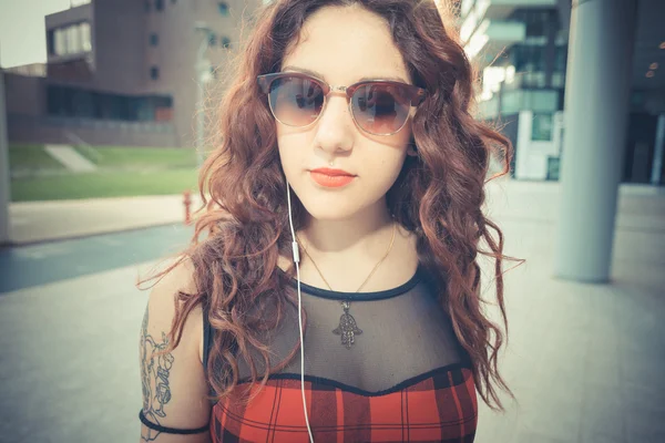 Jeune belle femme hipster avec des cheveux bouclés rouges — Photo