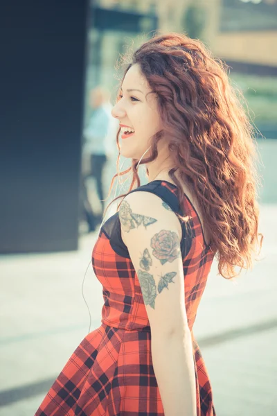 Jeune belle femme hipster avec des cheveux bouclés rouges — Photo