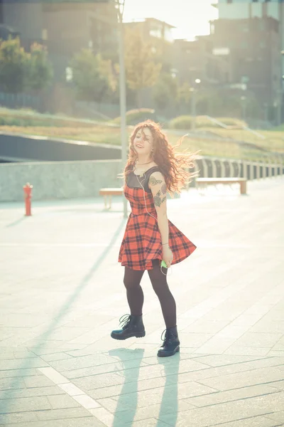 Joven hermosa mujer hipster con el pelo rizado rojo —  Fotos de Stock