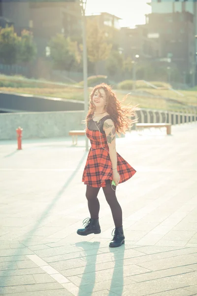 Jonge mooie hipster vrouw met rode krullend haar — Stockfoto