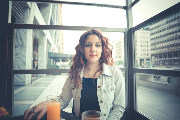 Jovem bela mulher hipster com cabelo encaracolado vermelho — Fotografia de Stock