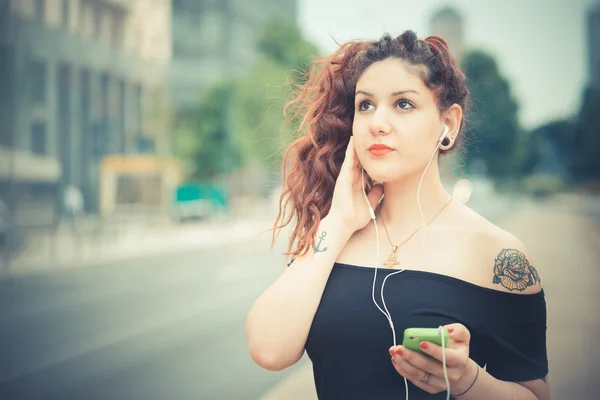 Jeune belle femme hipster avec des cheveux bouclés rouges — Photo