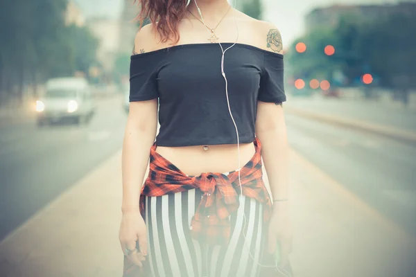 Jeune belle femme hipster avec des cheveux bouclés rouges — Photo