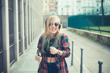 kadın hippi müzik dinleme