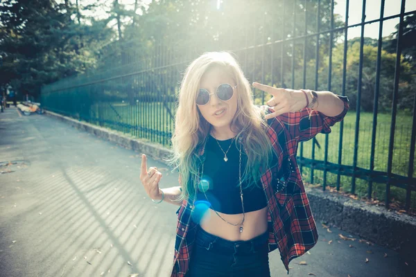 Bela jovem loira cabelo mulher hipster — Fotografia de Stock