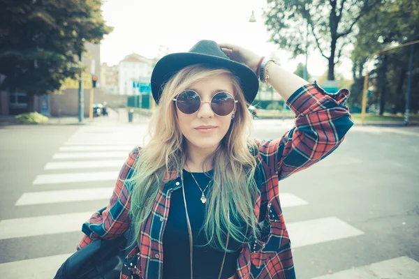 Piękne młode blond włosy kobieta hipster — Zdjęcie stockowe