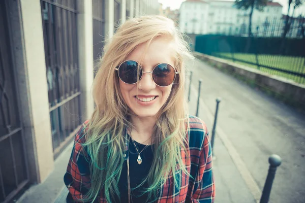 Όμορφη νεαρή ξανθιά μαλλιά γυναίκα hipster — Φωτογραφία Αρχείου