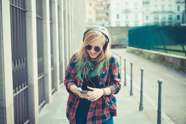 Mujer hipster escuchando música — Foto de Stock