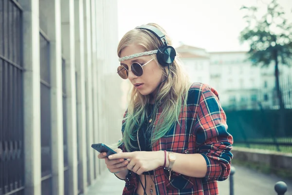 Woman hipster listening music — Stock Photo, Image