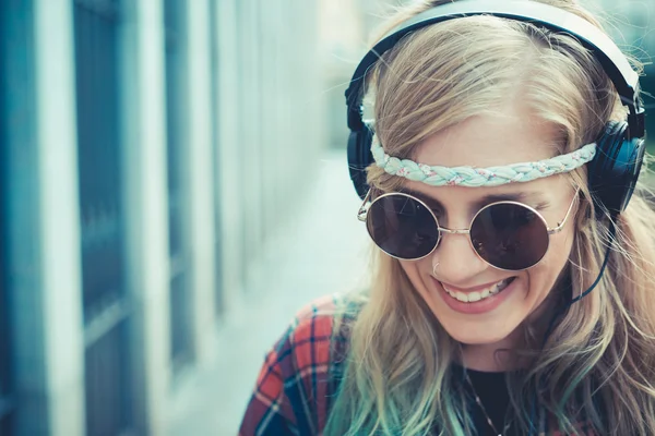 Mujer hipster escuchando música — Foto de Stock