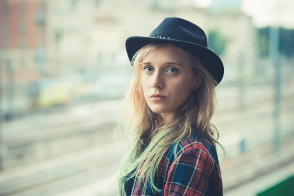 Bela jovem loira cabelo mulher hipster — Fotografia de Stock
