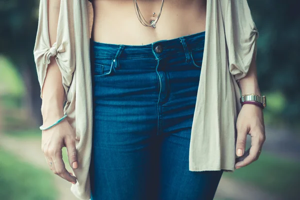 Close up van navel van jonge vrouw — Stockfoto