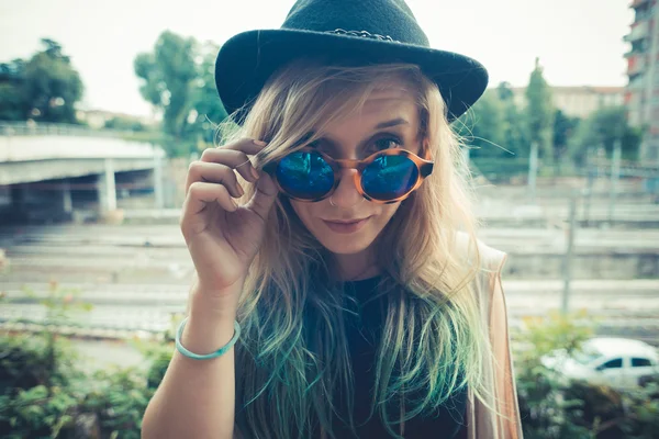 Bela jovem loira cabelo mulher hipster — Fotografia de Stock