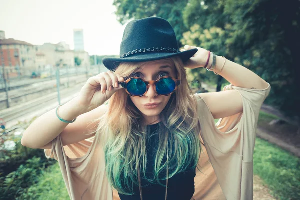 Bela jovem loira cabelo mulher hipster — Fotografia de Stock