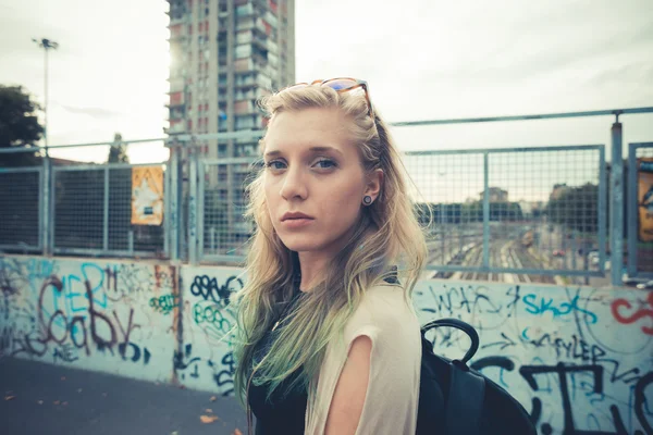 Bela jovem loira cabelo mulher hipster — Fotografia de Stock