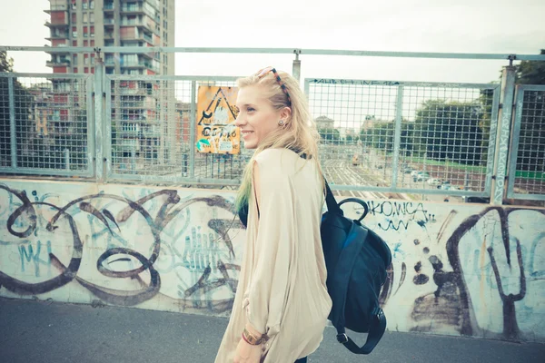 Mooie jonge blonde haren vrouw hipster — Stockfoto