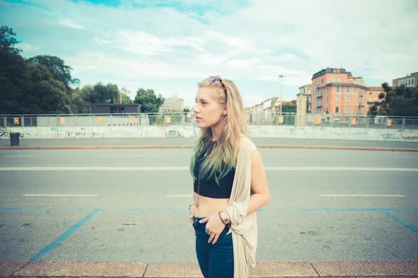 Bela jovem loira cabelo mulher hipster — Fotografia de Stock