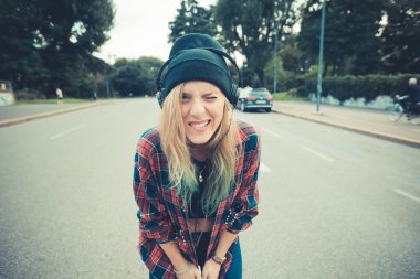 kadın hippi müzik dinleme