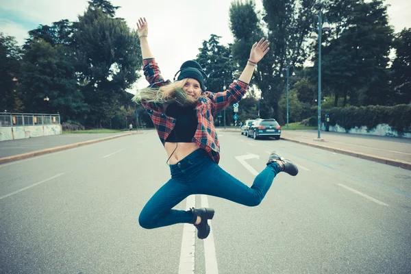 Piękne młode blond włosy kobieta hipster — Zdjęcie stockowe