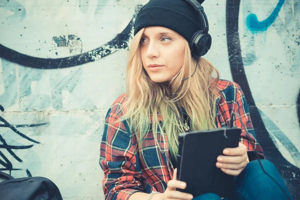 Vrouw hipster luisteren muziek — Stockfoto