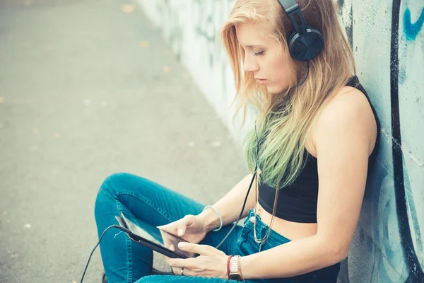 Beautiful young blonde hair woman hipster listening music — Stock Photo, Image