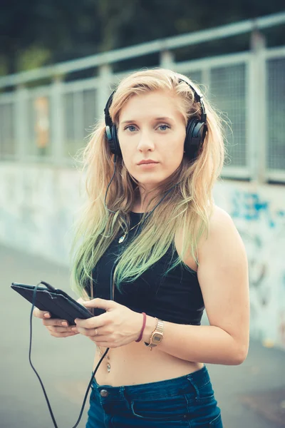 Beautiful young blonde hair woman hipster listening music — Stock Photo, Image