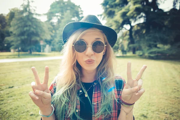 Genç güzel sarışın kadın hipster — Stok fotoğraf