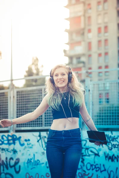 Vrouw hipster luisteren muziek — Stockfoto