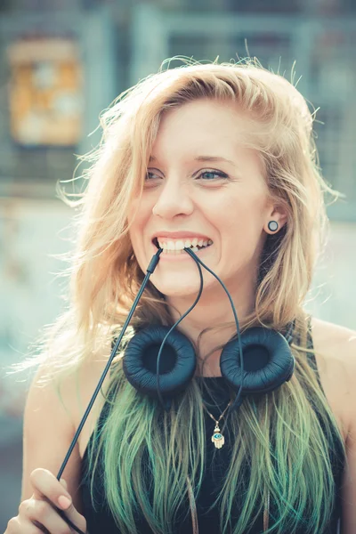 Mulher hipster ouvir música — Fotografia de Stock
