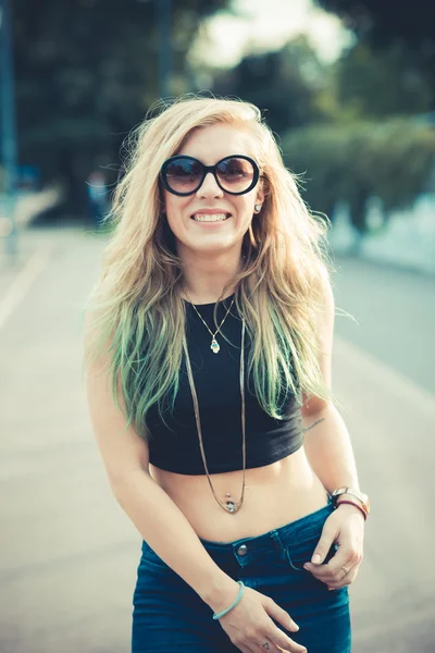 Belle jeune femme blonde cheveux hipster — Photo