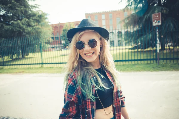 Bella giovane bionda capelli donna hipster — Foto Stock