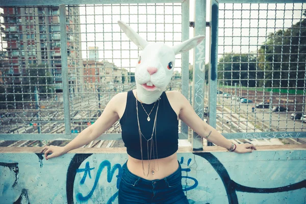 Kaninchenmaske Frau abusrd irreal — Stockfoto