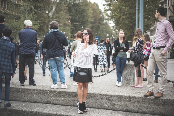 Persone eccentriche e alla moda durante la settimana della moda di Milano 2014 — Foto Stock