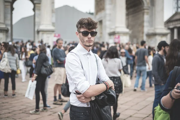 Persone eccentriche e alla moda durante la settimana della moda di Milano 2014 — Foto Stock