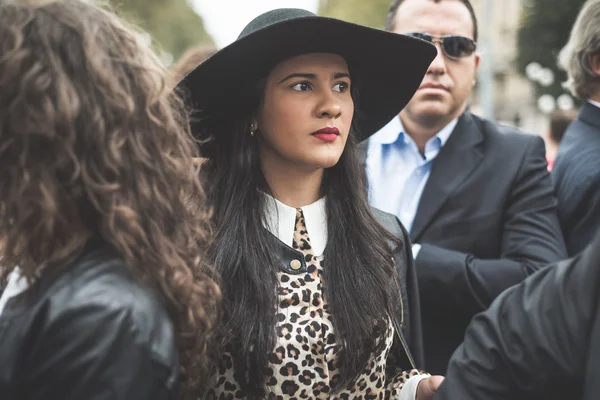 Persone eccentriche e alla moda durante la settimana della moda di Milano 2014 — Foto Stock