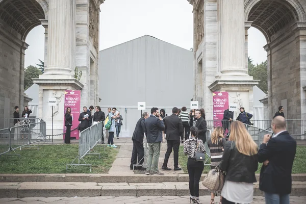 Persone eccentriche e alla moda durante la settimana della moda di Milano 2014 — Foto Stock