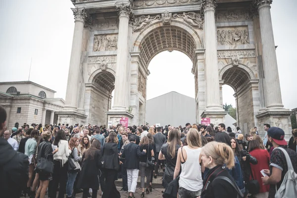 Personnes excentriques et à la mode pendant la fashion week de Milan 2014 — Photo