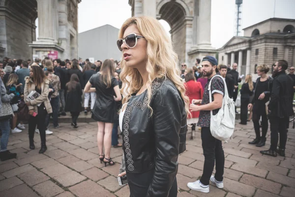 Eccentric and fashionable people during Milan fashion week 2014 — Stock Photo, Image