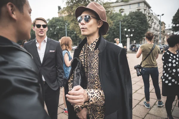 Eksantrik ve şık insanlar Milano Moda haftasında 2014 — Stok fotoğraf