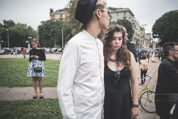 Persone eccentriche e alla moda durante la settimana della moda di Milano 2014 — Foto Stock