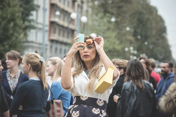Exzentrische und modische Menschen während der Mailänder Modewoche 2014 — Stockfoto