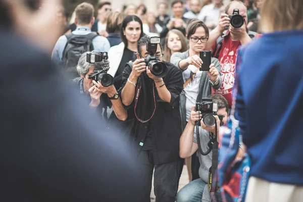 Eccentric and fashionable people during Milan fashion week 2014 — Stock Photo, Image