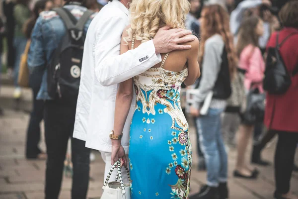 Persone eccentriche e alla moda durante la settimana della moda di Milano 2014 — Foto Stock