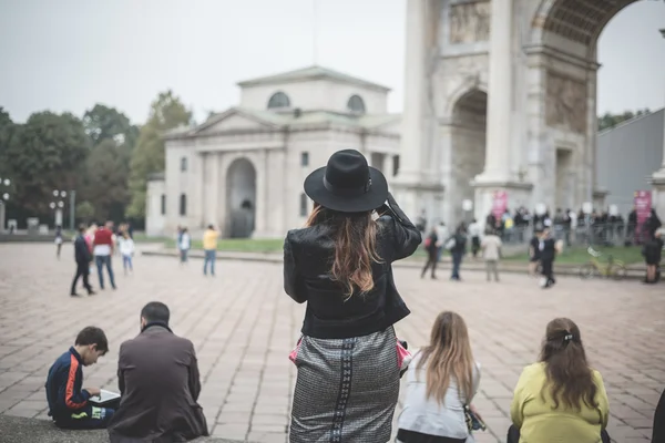 Excentrieke en modieuze mensen tijdens de Milaan fashionweek 2014 — Stockfoto